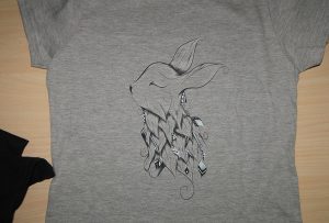 Muestra de camiseta gris estampada por A2 impresora de camiseta WER-D4880T